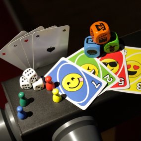 Spielkarten, Figuren und Würfel