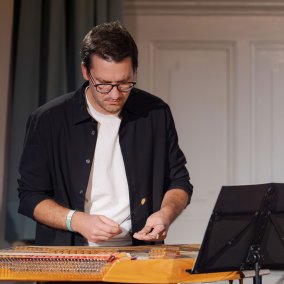 Musicien et compositeur Nayan Stalder au hackbrett.