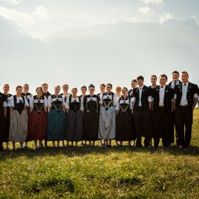 Der Jodelchor «jung&zwäg» vor Bergkulisse