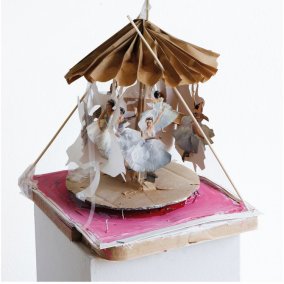 Susanne Keller, Musikbox, aus der Serie Guckkasten, 2007, Holz, Papier, Klebeband, Karton und Acrylfarbe, 46 × 32 × 35 cm, © Susanne Keller