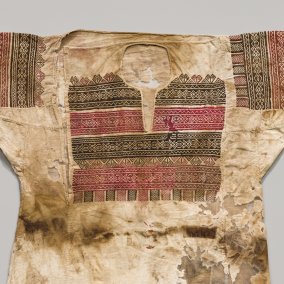Tunique de coton avec broderies de soie. Mont Liban, XIIIe siècle. Direction Générale des Antiquités du Liban, no inv. 116369 Photo: © Abegg-Stiftung, CH-3132 Riggisberg (Christoph von Viràg)