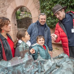 Stone, mortar, chisels! - Family workshop ©Vincent Schneider