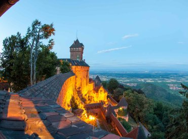 Le château du Haut-Koenigsbourg au crépuscule © Jonathan Sarago / CeA