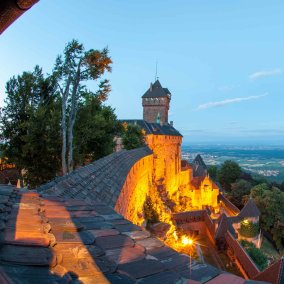 Le château du Haut-Koenigsbourg au crépuscule © Jonathan Sarago / CeA