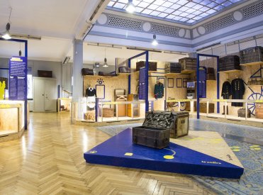Le musée pose ses valises par le Studio Cynara