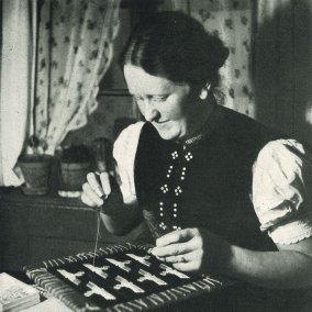 Alwin Tölle, Trachtenstickerin im Dienste der Wehrmacht, um 1939