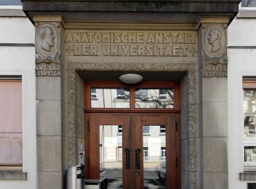 https://de.wikipedia.org/wiki/Anatomisches_Museum_Basel#/media/Datei:Anatomisches_Museum_Basel_ehemals_Anatomische_Anstalt_Basel_(1).jpg Foto: EinDao