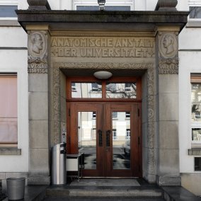 https://de.wikipedia.org/wiki/Anatomisches_Museum_Basel#/media/Datei:Anatomisches_Museum_Basel_ehemals_Anatomische_Anstalt_Basel_(1).jpg Foto: EinDao https://de.wikipedia.org/wiki/Anatomisches_Museum_Basel#/media/Datei:Anatomisches_Museum_Basel_ehemals_Anatomische_Anstalt_Basel_(1).jpg Foto: EinDao