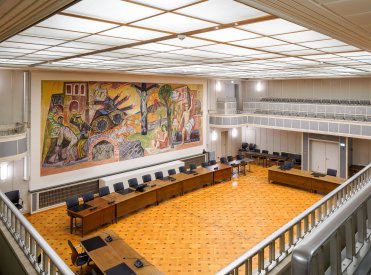 Ansicht auf das Wandbild Krieg und Frieden von Otto Dix von der Empore im Ratssaal des Singener Rathauses