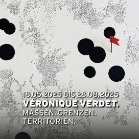 Véronique Verdet (*1967) - Aus der Serie: Fouloscopie, 2025, Tuschestifte, Fähnchen auf Papier Auf dem Bild sind verschiedengroße schwarze Punkte sichtbar, das Bild erinnert an eine Landkarte. In der Mitte des Bild sieht man ein rotes Fähnchen.
