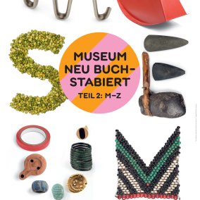 Grafik: Das Wort Museum ist vor einem weißen Hintergrund zusammengesetzt aus Buchstaben aus bunten Gegenständen.