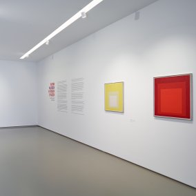 Ausstellungsansicht "Wenn Farben Formen finden" mit Werken von Josef Albers, Foto Daniel Scheffold