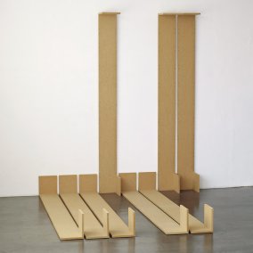 Das Bild zeigt das Ausstellungsplakat. Gezeigt wird das Werk "Pfeiler" aus MDF und der Ausstellungstitel sowie Laufzeit in schwarzer Schrift.