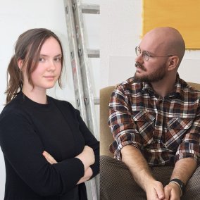 Das Bild zeigt das Ausstellungsplakat. Die Namen der beiden Künstler:innen Elisa Lohmüller und Daniel von Alkier nehmen jeweils eine Hälfte der Bildfläche ein, dahinter liegen Makroausschnitte aus jeweils einem Kunstwerk.