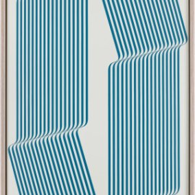 Das Bild zeigt ein blau-weiß gestreiftes, breites Band, das sich im Rahmengeviert windet und wellt und somit die Illusion von Bewegung in einem dreidimensionalen Raum erzeugt.