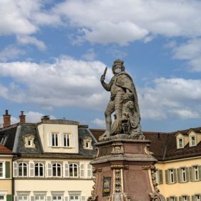Der Ludwigsburger Markplatz mit Statue in der rechten Bildhälfte. Die Statue trägt einen Mund-Nasen-Schutz