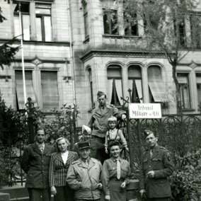 Französisches Personal vor dem Militärtribunal in Offenburg © Stadtarchiv Offenburg