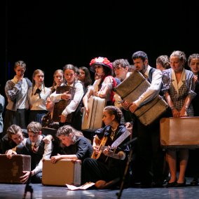 Szene aus dem Theaterstück "Wir sind ganz junge Bäumchen"