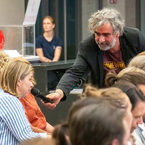 Deniz Yücel mit Publikum