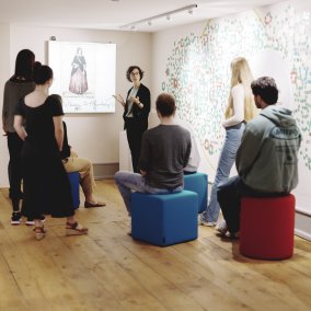 Eine Gruppe bei einer Führung durch den Salmen