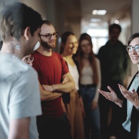 Eine Gruppe bei einer Führung durch die Ausstellung