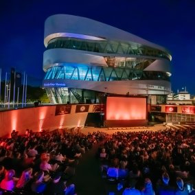 Open Air Kino - Mercedes-Benz Museum