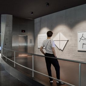 Werke von Manfred Mohr (© Manfred Mohr). Mercedes-Benz Art Collection. Foto: Jürgen Altmann, Stuttgart. 