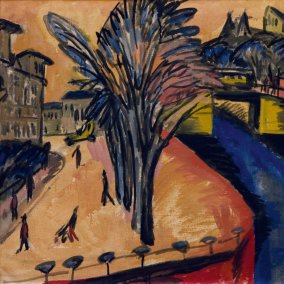 Ernst Ludwig Kirchner stellt in diesem Gemälde das Engelufer in Berlin dar. Von einem erhöhten Standpunkt richtet sich der Betrachterblick auf den Luisenkanal. Die rechte Bildhälfte zeigt eine Ecke einer Promenade auf der klein und auf wenige Linien reduziert, Personen angedeutet sind. Auf der Promenade ist eine große Baumallee angedeutet. Rechts im Hintergrund kann man die beiden Türme der Melanchthonkirche erkennen. Im linken Bildteil sieht man den blauen Fluss. Die Farben sind expressiv, intensiv.