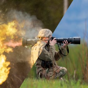 Le spécialiste Michael N., de la Garde nationale de l'armée de l'Oregon,  tire avec l'arme antiblindage légère et confinée M136E1 AT4-CS, lors du concours du meilleur guerrier de la Garde nationale de la région VI 2018, à la base conjointe d'Elmendorf-Richardson, en Alaska, le 15 mai 2018.
