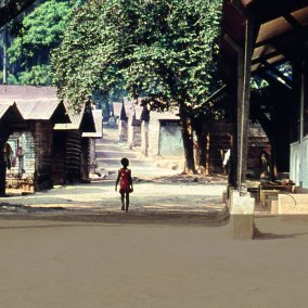 Enfant marchant au cœur du village hôpital, et plus précisément du village lumière dédié aux malades de la lèpre, de Lambaréné, au Gabon