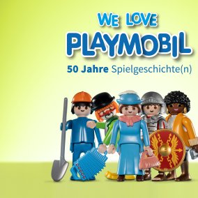 Plakat der Ausstellung "We Love PLAYMOBIL. 50 Jahre Spielgeschichte(n): Zu sehen sind fünf PLAYMOBIL-Figuren aus 5 Jahrzehnten (ein Bauarbeiter, ein Clown, eine Frau in viktorianischer Kleidung, ein römischer Legionär und eine Frau in moderner Kleidung). Darüber der Titel der Ausstellung.