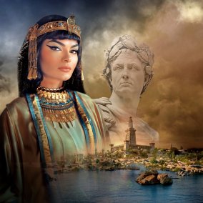 Plakatmotiv der Ausstellung: Fotorealistische Darstellung von Kleopatra (links), Büste von Caius Iulius Caesar (rechts). Hafen von Alexandria mit dem Leuchtturm von Pharos in der unteren Bildmitte.