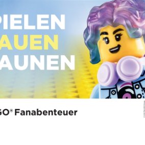 Plakat zur Ausstellung „Spielen. Bauen. Staunen. Das LEGO® Fanabenteuer“.