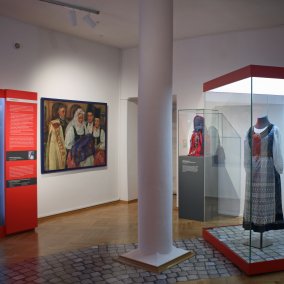 Blick in den Dauerausstellungsbereich zur Tracht