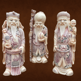 Die drei Glücksgötter Fu, Lu und Shou, Elfenbein geschnitzt und koloriert, China
