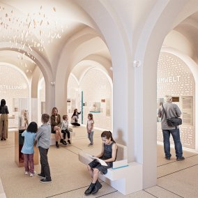 Illustration : rendu d'une salle d'exposition dotée d'un plafond voûté et accueillant quelques visiteurs et visiteuses. Au centre, une vitrine contenant la statue de l'homme-lion.