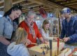 Eine Familie beim gemeinsamen Ausprobieren von Werkzeug in der Ausstellung "Fix it! Vom Glück des Reparierens".