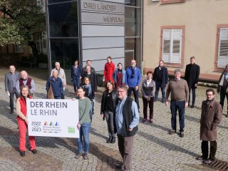 Bildunterschrift: Organisieren die bislang größte internationale Ausstellungsreihe zum Thema „Der Rhein“: Teilnehmer*innen der trinationalen Arbeitstagung am 13.10.2020 im Dreiländermuseum