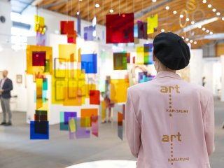 Die Installation von Rosali Schweizer (präsentiert durch die Galerie an der Pinakothek der Moderne). Credits: Messe Karlsruhe/Jürgen Rösner
