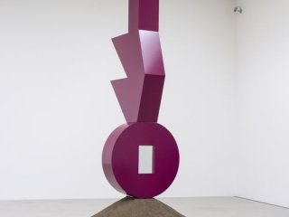 Florian Graf, Bio Diversity (Metall), 2018; Aluminium, Spiegel und Farbe / Aluminium, miroir et peinture / Aluminium, mirror and painting; 368 x 120 x 115 cm; Courtesy the artist; Ausstellungsansicht / vue d’exposition / exhibition view Salle Poma, Kunsthaus Centre d’art Pasquart, 2019, Foto / photo: Anita Vozza Mit freundlicher Unterstützung von / Avec l’aimable soutien de / With the generous support of Charles Sauter AG, Lyss; RICOTER Erdaufbereitung AG, Aarberg