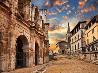 Nîmes touristique, Gard, Occitanie, France. By Bernard GIRARDIN