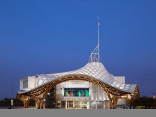 Centre Pompidou-Metz © Shigeru Ban Architects Europe et Jean de Gastines Architectes, avec Philip Gumuchdjian pour la conception du projet lauréat du concours / Metz Métropole / Centre Pompidou-Metz. Dans la baie vitrée : Harold Ancart, Untitled (the great night), 2018 © Harold Ancart. Courtesy C L E A R I N G, New York / Brussels, the artist and David Zwirner London / Photo by Dan Bradica