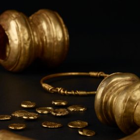 Image of various pieces of gold jewelry