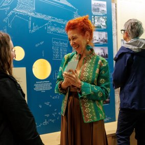Leute reden in der Ausstellung