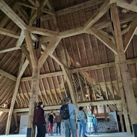 La charpente impressionnante de la Maison du Pardessus