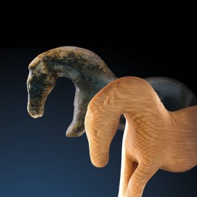 Urformen - Eiszeitkunst Europas (Pferd, Hildegard Jensen, Uni Tübingen); modernes Pferd (Foto: Thomas Gelfort, Dieburg)
