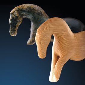 Urformen - Eiszeitkunst Europas (Pferd, Hildegard Jensen, Uni Tübingen); modernes Pferd (Foto: Thomas Gelfort, Dieburg)