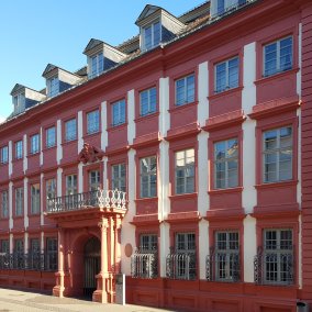 An der prominenten Heidelberger Hauptstraße empfängt das Palais Morass die Museumsgäste.