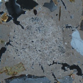 Feinschnitt durch eine Mörtelprobe von der Burgruine Turmhölzle, Raitbach.