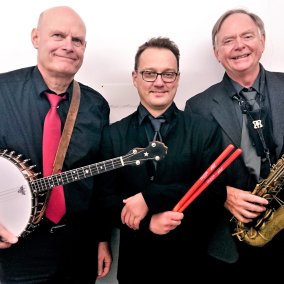 Das Trio Dr. Wim´s Jazz Affair posiert mit seinen Instrumenten. 